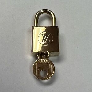 Louis Vuitton lock and key‎ # 205